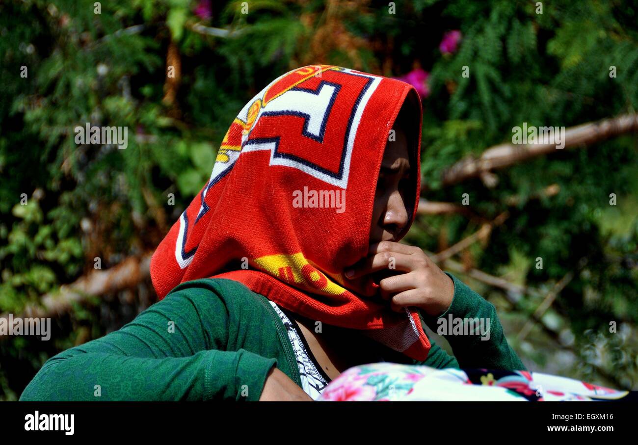 Hua Hin, Tailandia : mujer tailandesa viajaban en una camioneta shields su rostro del sol utilizando una toalla como un pañuelo Foto de stock