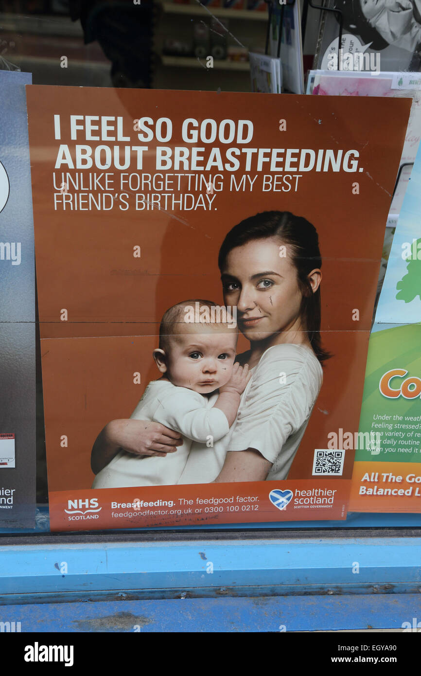 Cartel promueve la lactancia materna, en la pantalla de la ventana de la tienda. Foto de stock