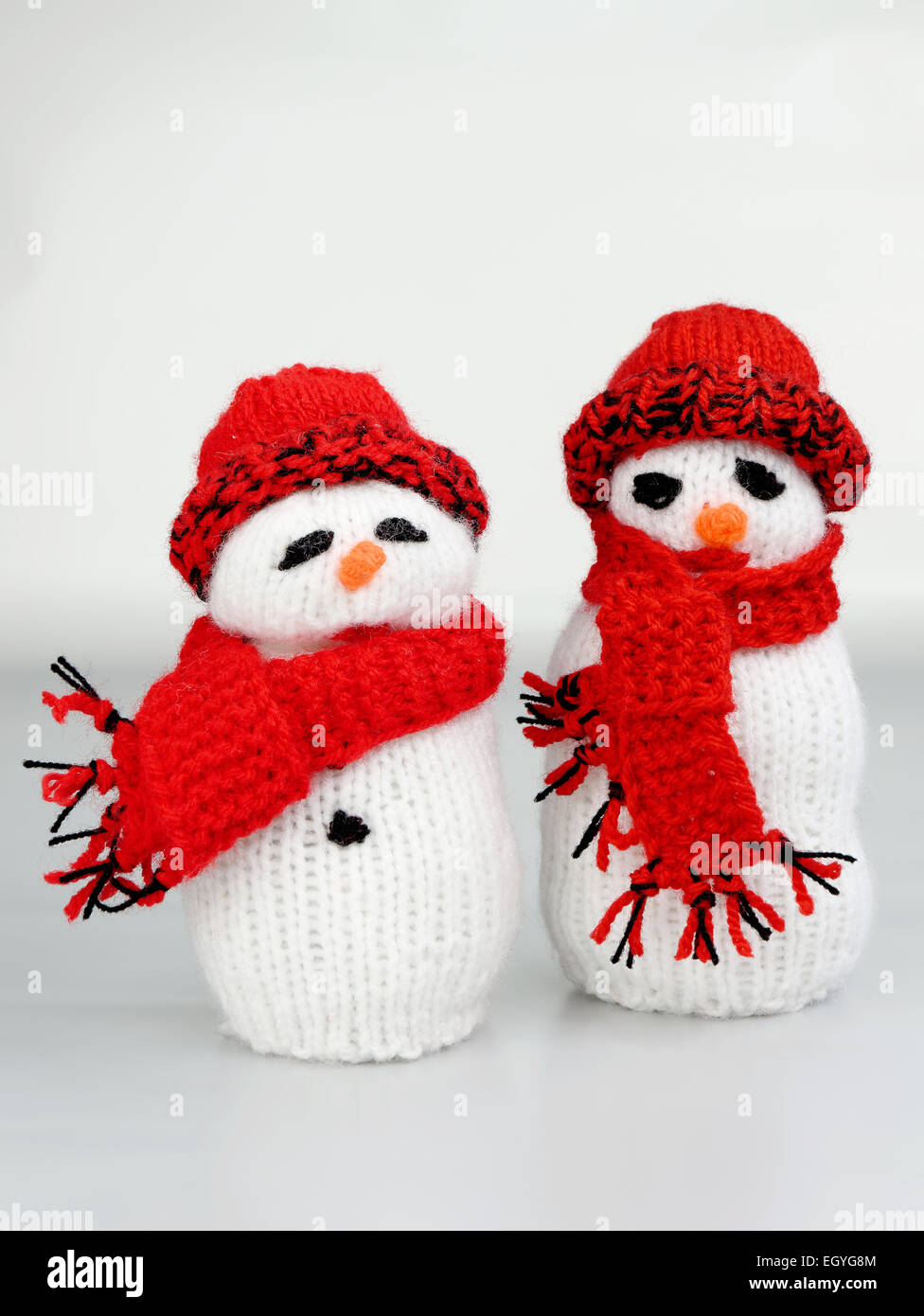 Los muñecos de nieve, tejidos a mano Foto de stock