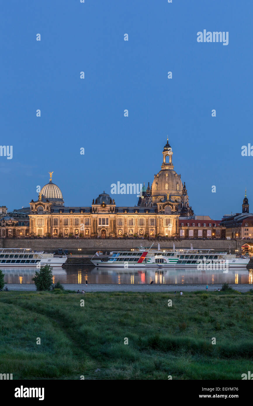 Alemania, en el Estado federado de Sajonia, Dresden, cancha de Bruehl's Terrace y la iglesia de Nuestra Señora con el río Elba en primer plano Foto de stock