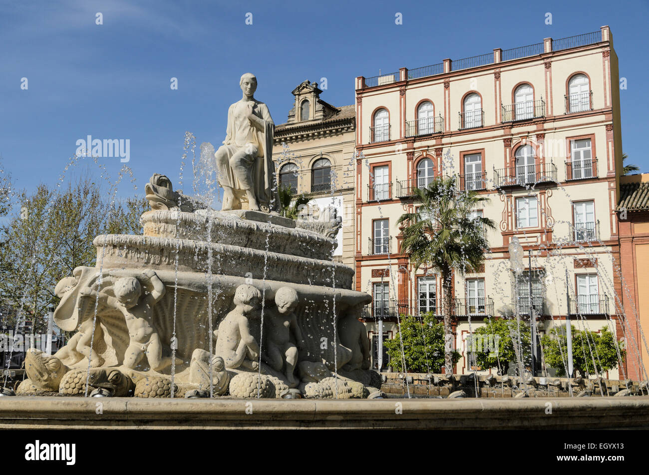 Una fuente en la Plaza de la Puerta de Jerez y en frente del Hotel Alfonso  XIII en Sevilla, España Fotografía de stock - Alamy