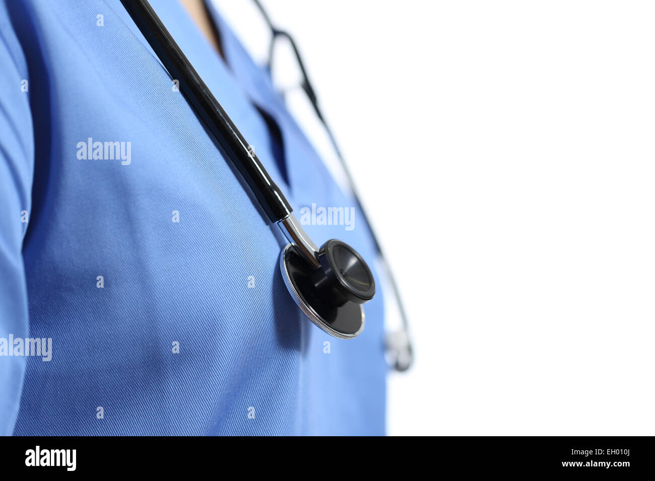 Cerca de una enfermera o un médico el pecho con un estetoscopio aislado sobre un fondo blanco. Foto de stock