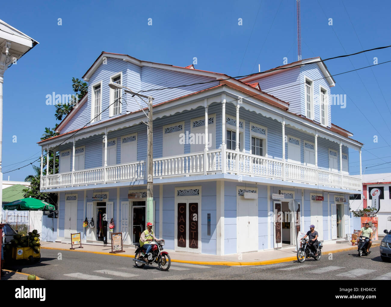 Antiguo edificio colonial de madera de estilo Victoriano con tiendas en la Calle Beller Street, San Felipe de Puerto Plata, República Dominicana. Foto de stock
