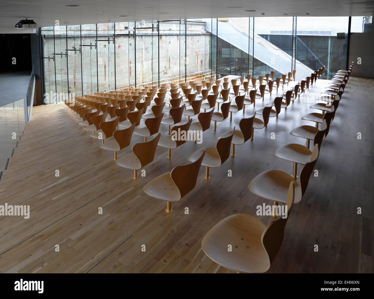 Sala de conferencias en el Museo Marítimo de Dinamarca, M/S para Søfart Museet, Elsinor / Helsingør Dinamarca. Bjarke Ingels Group BIG. Arne Jacobsen sillas Foto de stock
