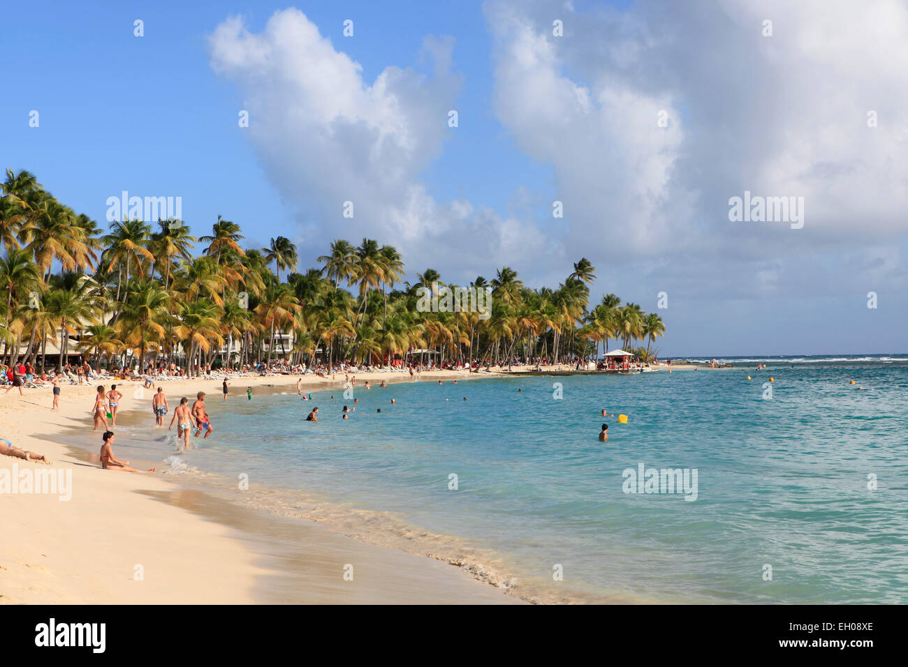 Caribe, Guadalupe, Grande-Terre, turistas en la playa cerca de Sainte-Anne Foto de stock