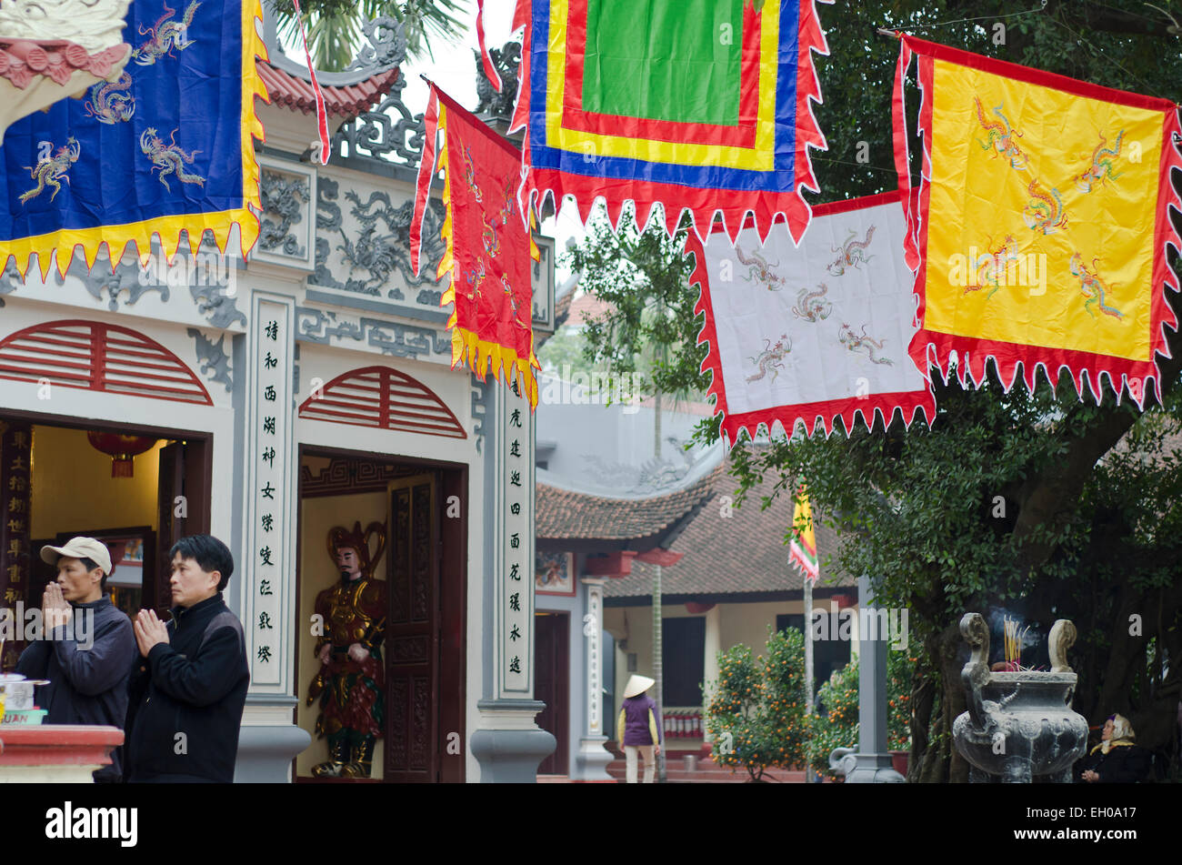 Rezar antes de Año Nuevo vietnamita (Tet), Tay Ho pagoda, el Lago Oeste, Hanoi, Vietnam Foto de stock