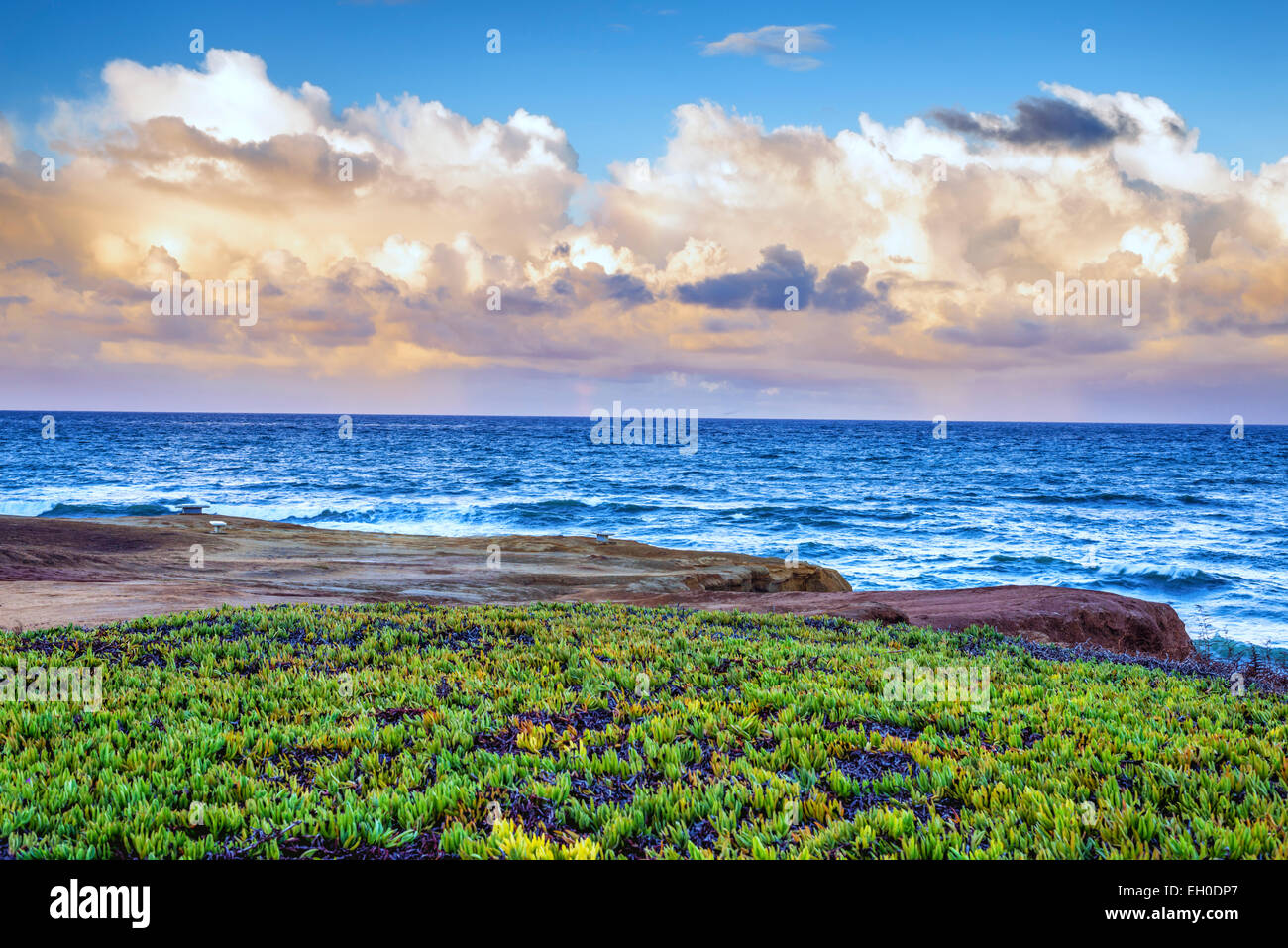 Vista de nubes sobre el Océano Pacífico, desde un punto de vista anteriormente Sunset Cliffs Natural Park, California, Estados Unidos. Foto de stock