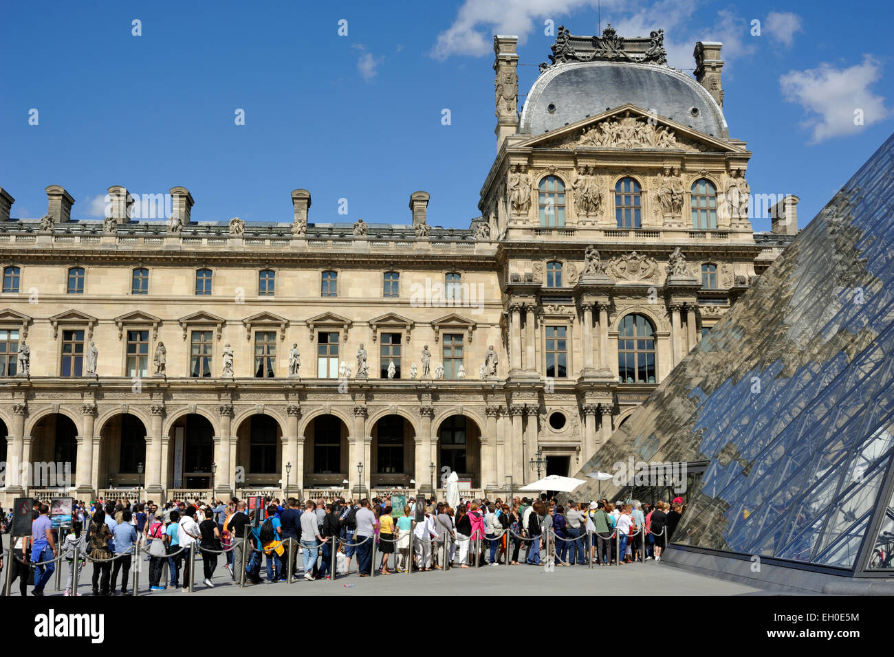 En París, el museo del Louvre, la pirámide, la cola en la entrada Foto de stock