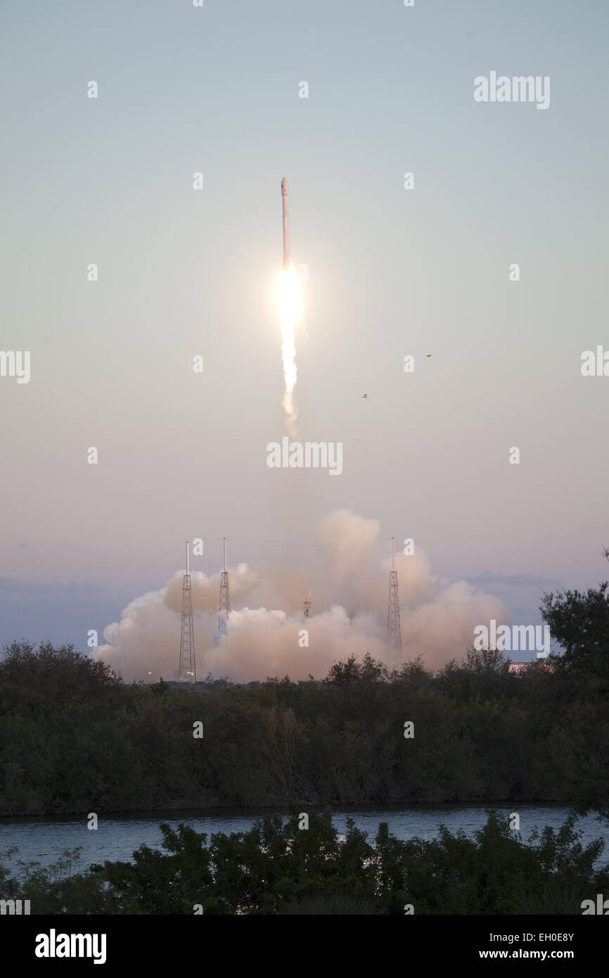 El cohete SpaceX Falcon 9 llevando el NOAA's Espacio Profundo Observatorio del clima espacial, o DSCOVR, despega desde el complejo de lanzamiento espacial 40 de la estación de la Fuerza Aérea de Cabo Cañaveral en Florida. Despegue ocurrió a las 6:03 p.m. EST. DSCOVR es una colaboración entre la NOAA, la NASA y la Fuerza Aérea de los Estados Unidos, y mantendrá la nación del viento solar en tiempo real capacidad de supervisión. Foto de stock