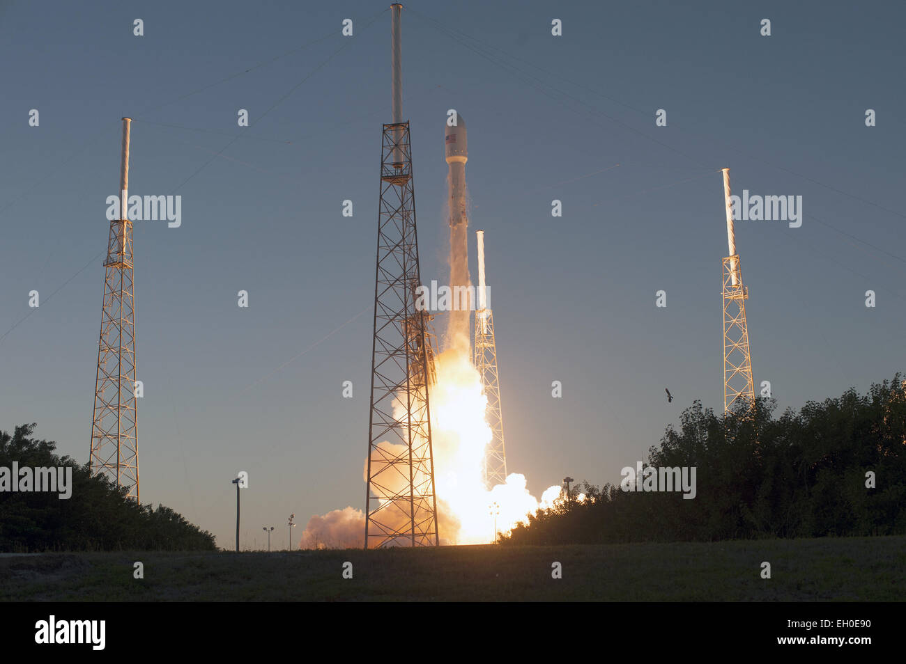 El cohete SpaceX Falcon 9 llevando el NOAA's Espacio Profundo Observatorio del clima espacial, o DSCOVR, despega desde el complejo de lanzamiento espacial 40 de la estación de la Fuerza Aérea de Cabo Cañaveral en Florida a las 6:03 p.m. EST. DSCOVR es una colaboración entre la NOAA, la NASA y la Fuerza Aérea de los Estados Unidos, y mantendrá la nación del viento solar en tiempo real las capacidades de supervisión Foto de stock