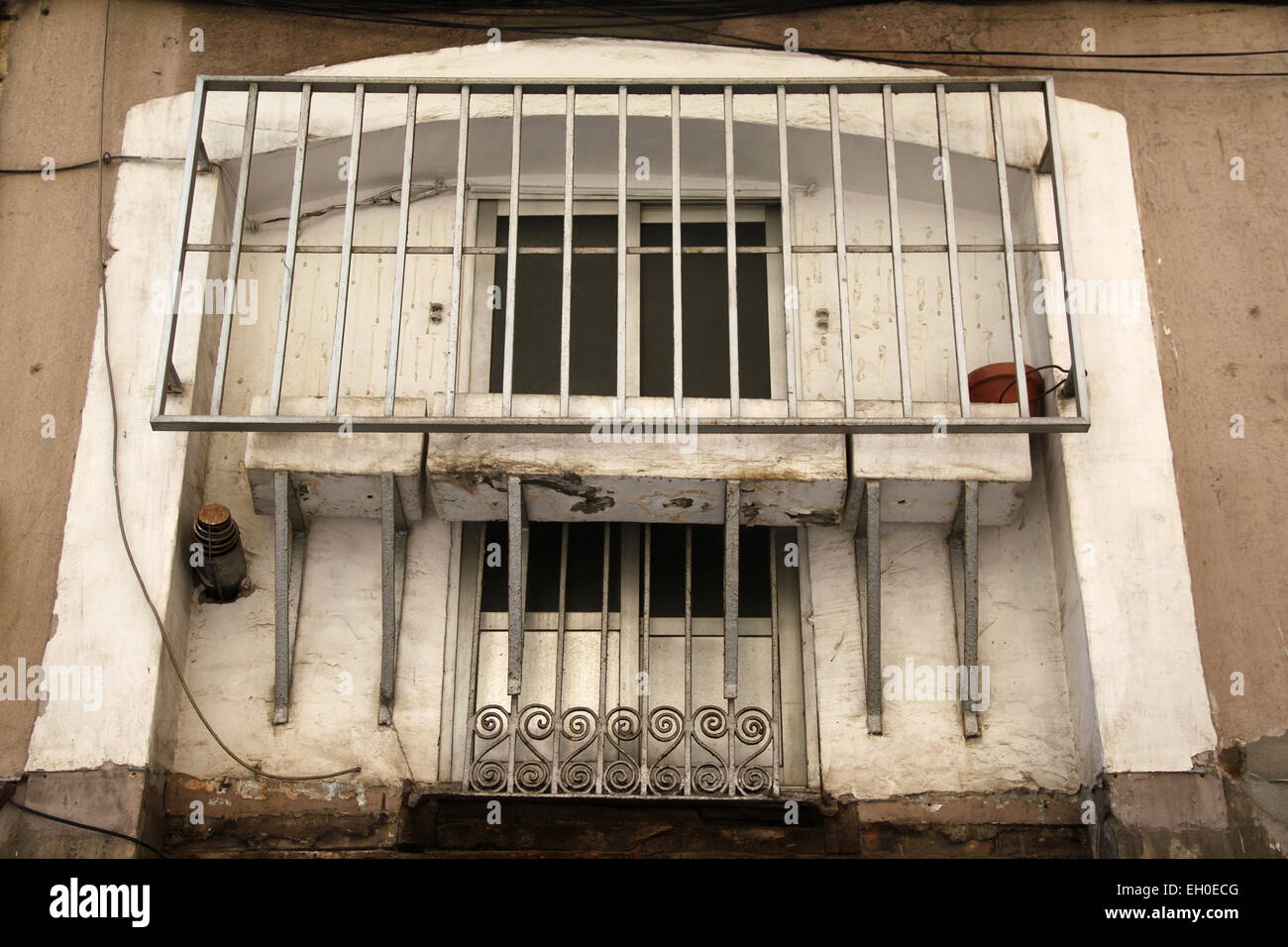 Antigua puerta ventana con barras en el barrio del Raval, en el centro de Barcelona, Cataluña, España. Foto de stock