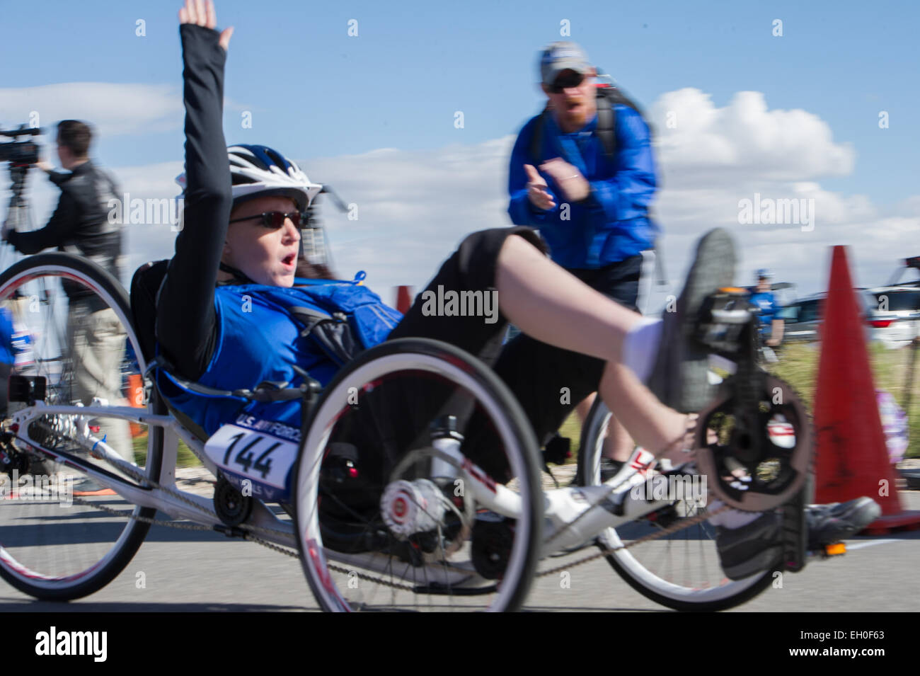 Kristina Morin, en 2015 la Fuerza Aérea cycling Guerreros Heridos  competidor, cruza la línea de meta de la carrera de la mujer acostada en la  base de la Fuerza Aérea de Nellis,