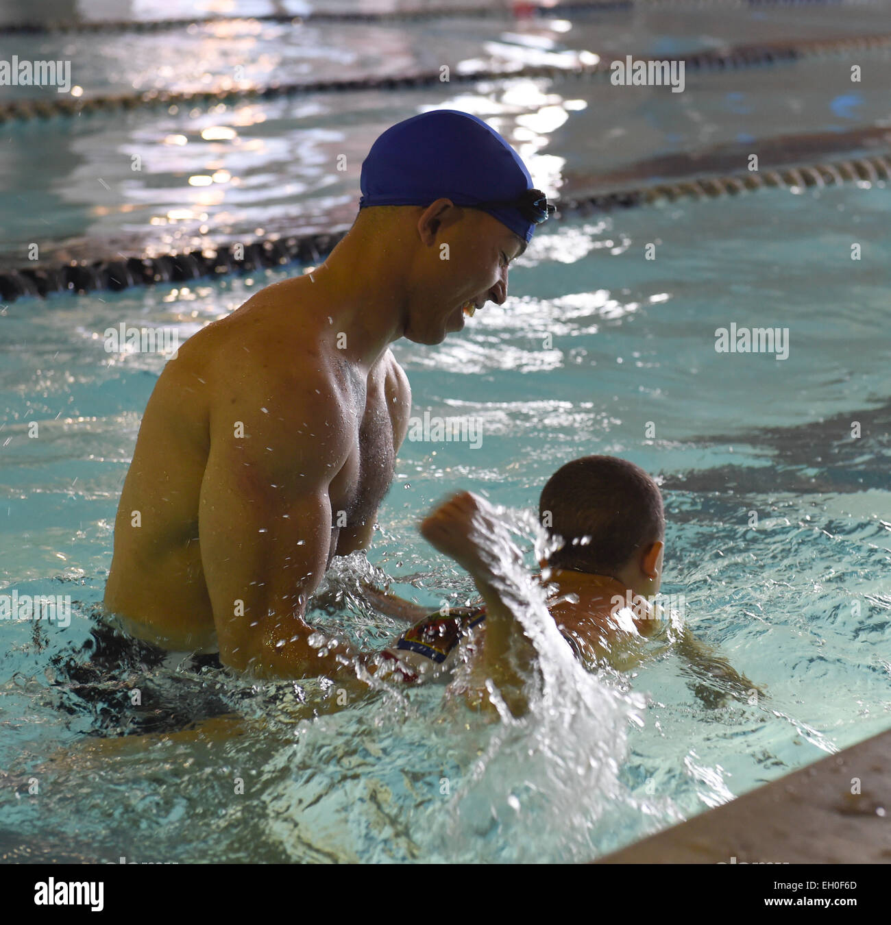 Niño con gorro de baño y gafas de natación en la piscina el niño participa  en la sección de natación