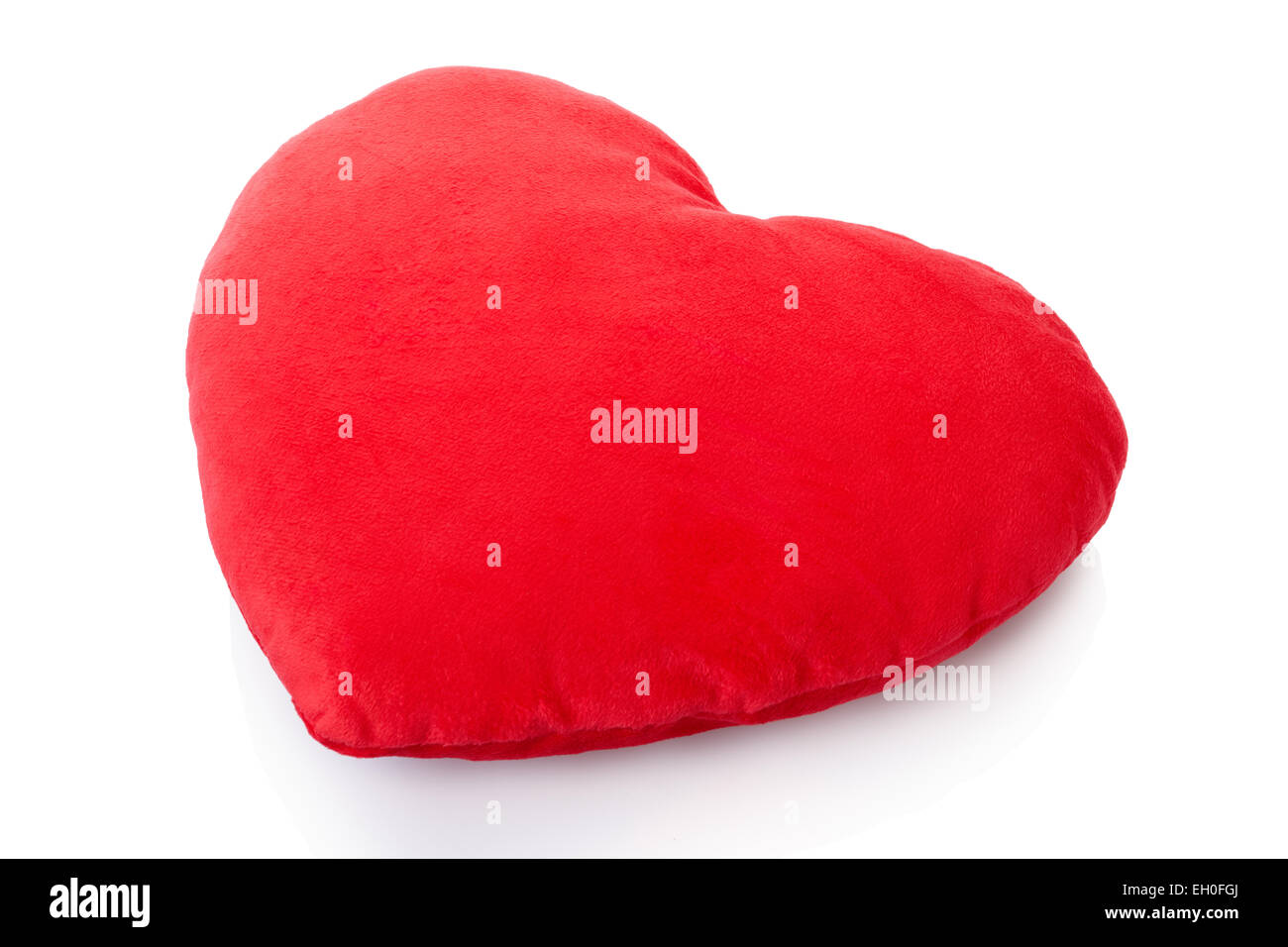 Corazón rojo cojín almohada, aislado en blanco, trazado de recorte incluido Foto de stock