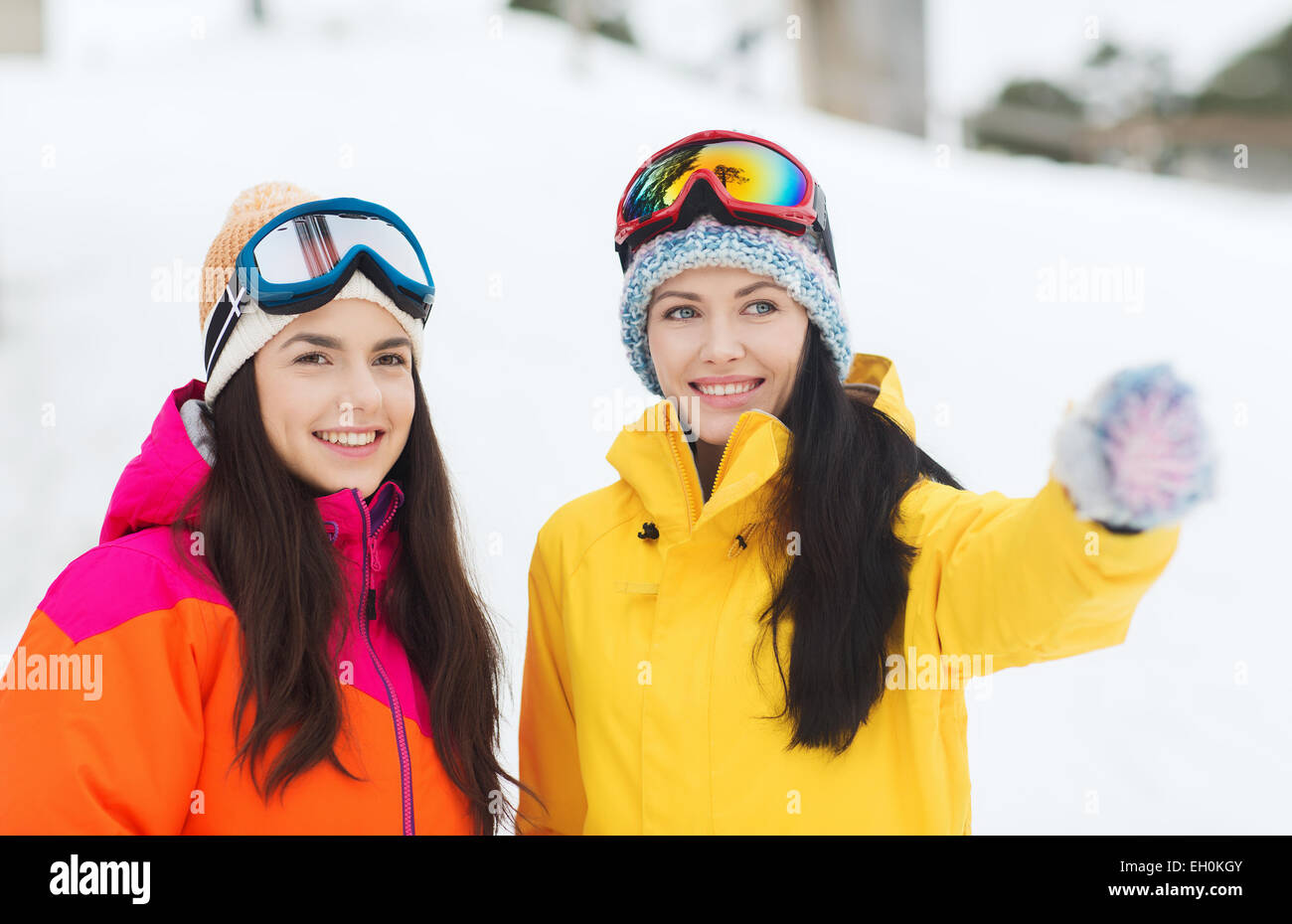 Feliz amigas en gafas de esquí al aire libre Foto de stock