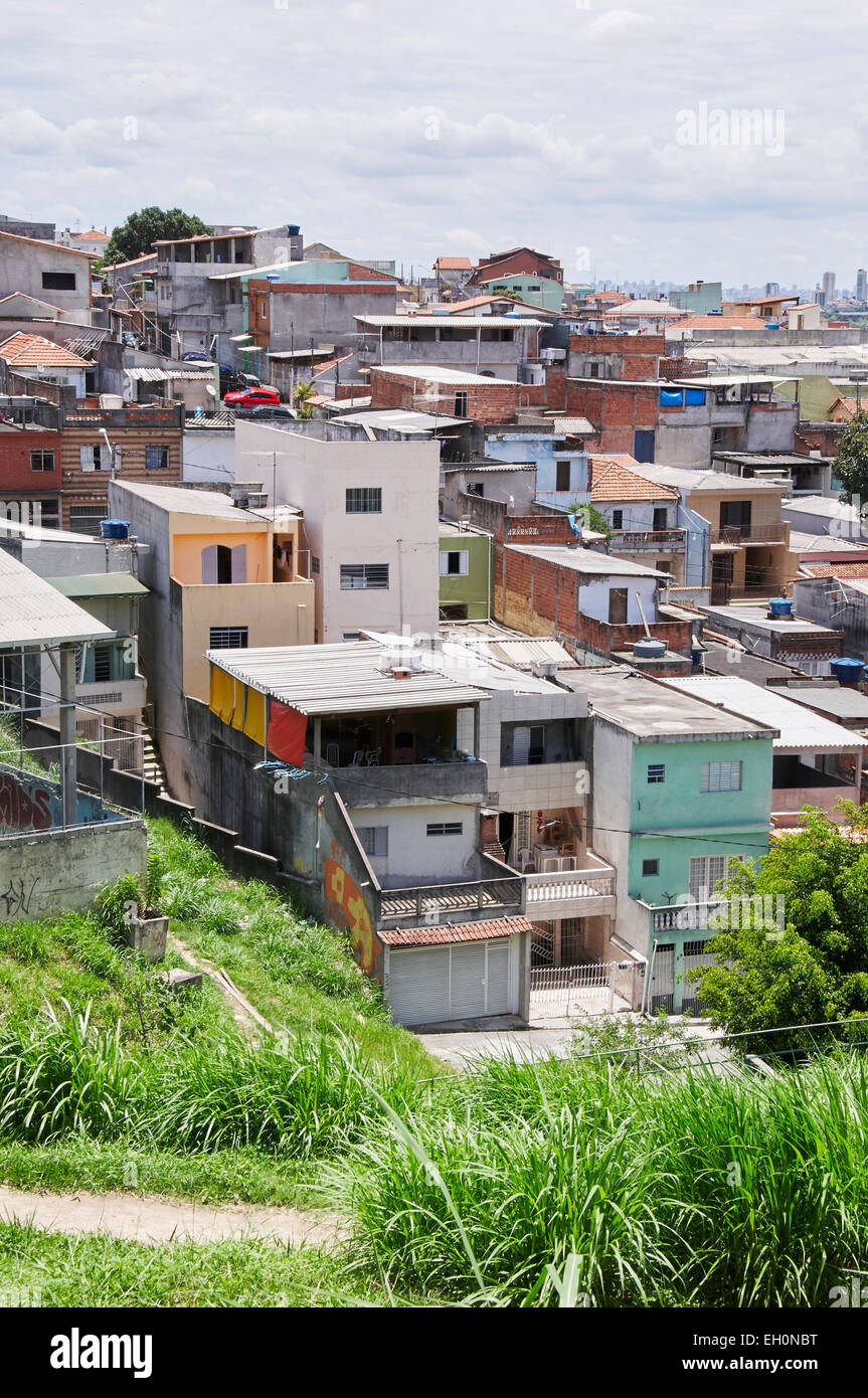 La pobreza en las favelas de la ciudad de Sao Paulo. Construcciones ilegales y frágil en la colina. Foto de stock