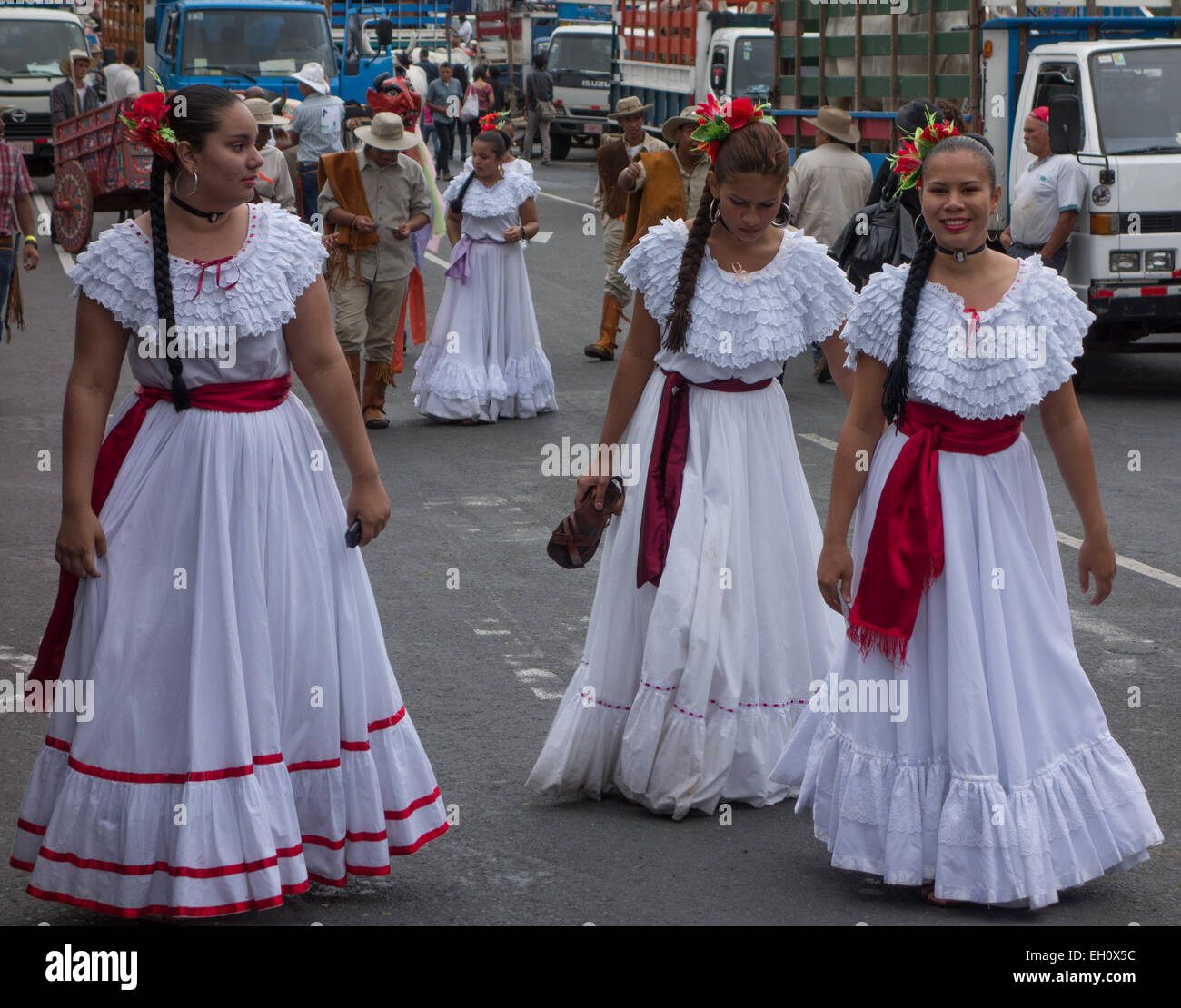 Niñas vestidos de manera tradicional después de un desfile en San José, Costa  Rica Fotografía de stock - Alamy