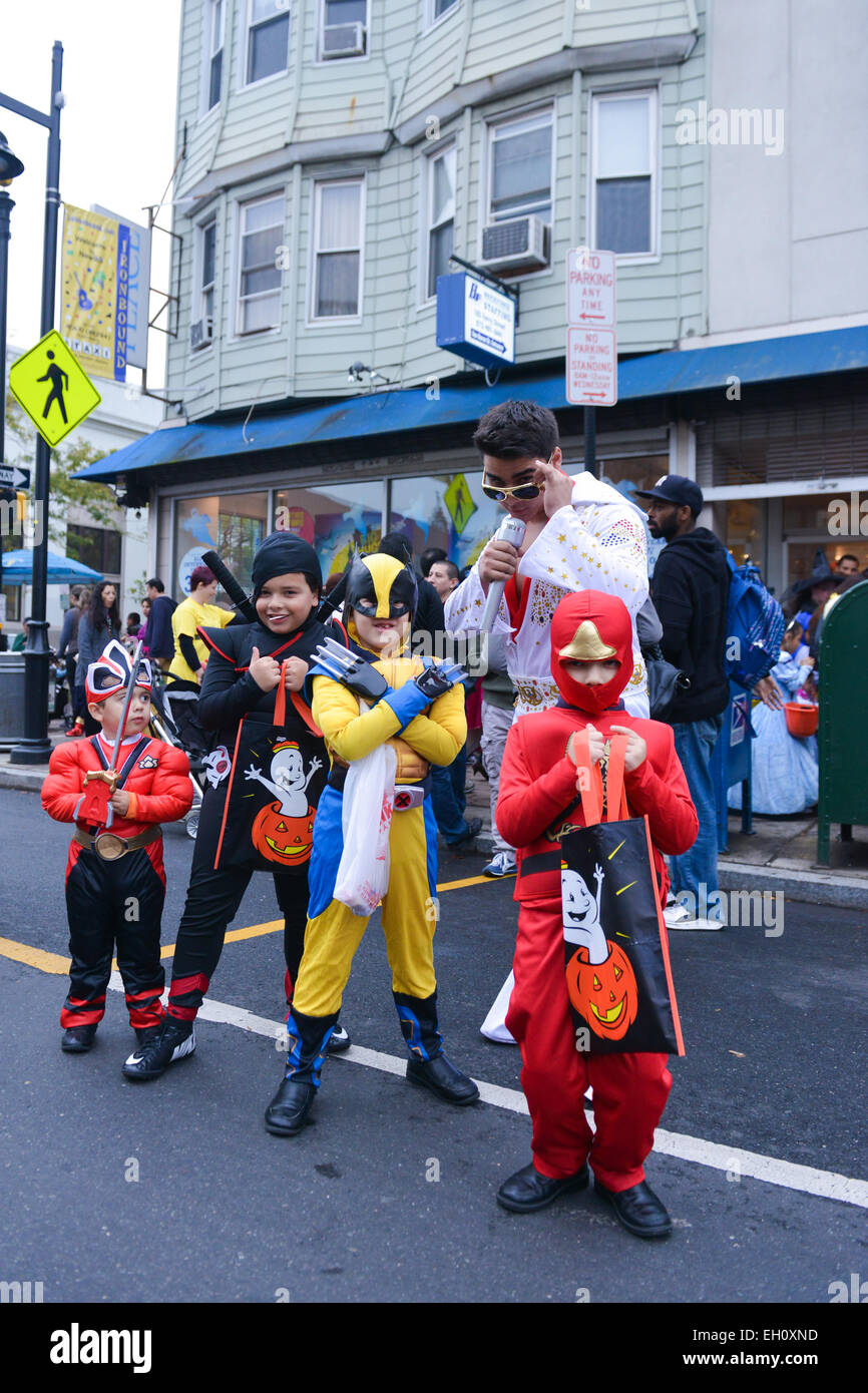 Grupo de chicos vestidos posa durante Halloween en las calles de