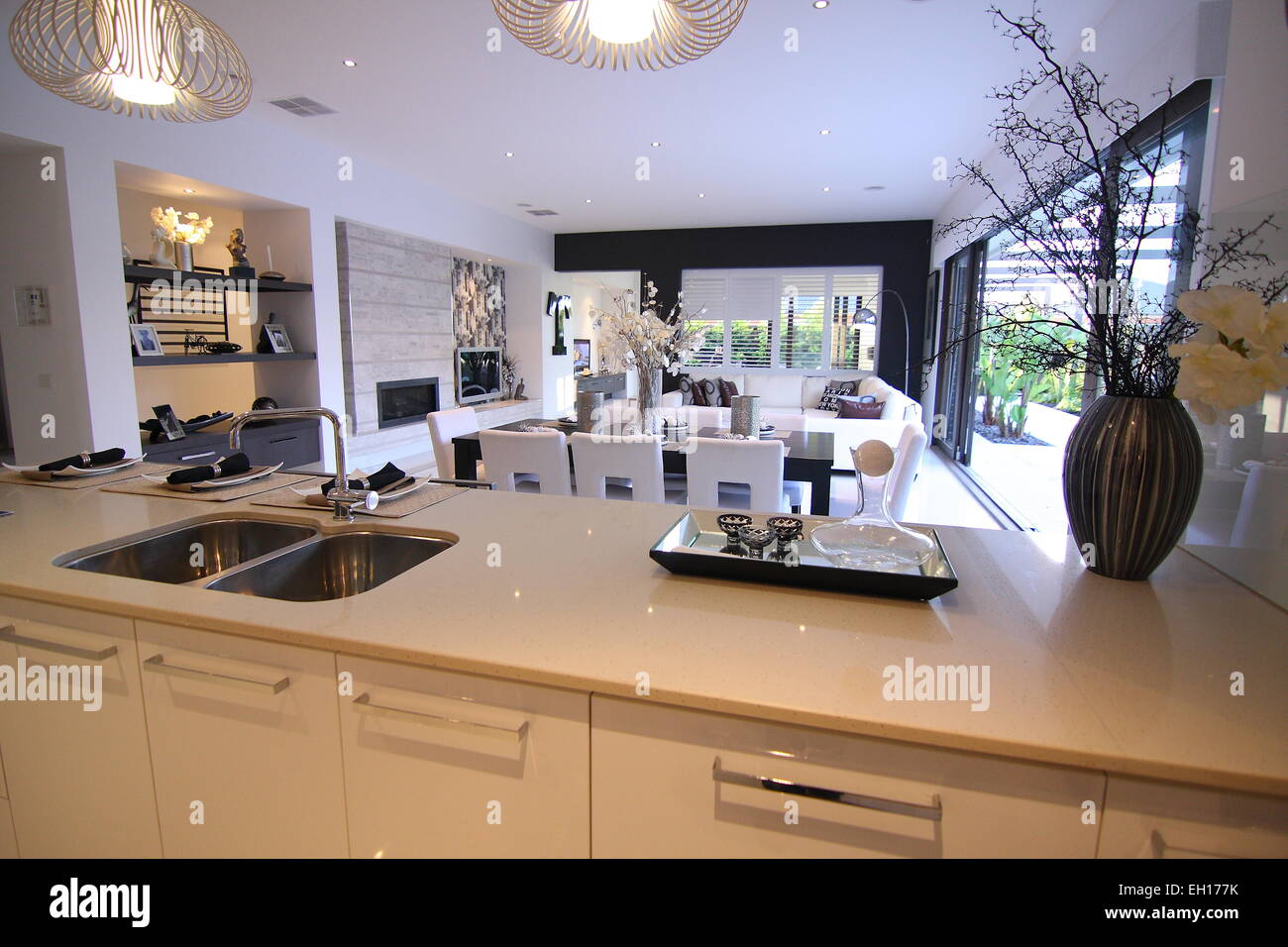 Sala de estar y cocina blanca en una casa moderna Foto de stock