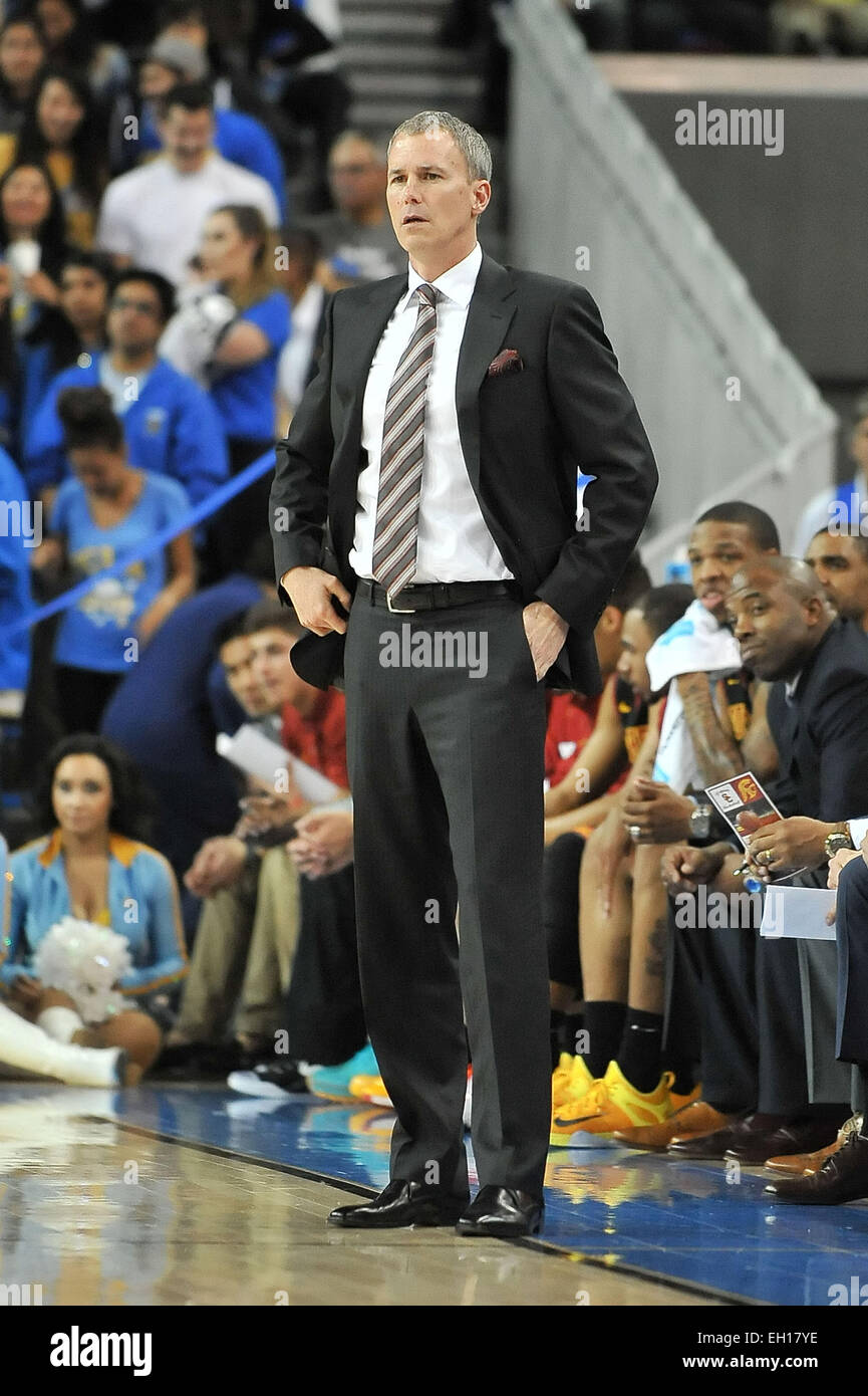 Los Angeles, California, EEUU. 4 Mar, 2015. USC Trojans head coach Andy Enfield en el primer semestre durante el juego de baloncesto universitario entre los troyanos de USC y UCLA Bruins en Pauley Pavilion en Los Angeles, California. Crédito: Cal Sport Media/Alamy Live News Foto de stock