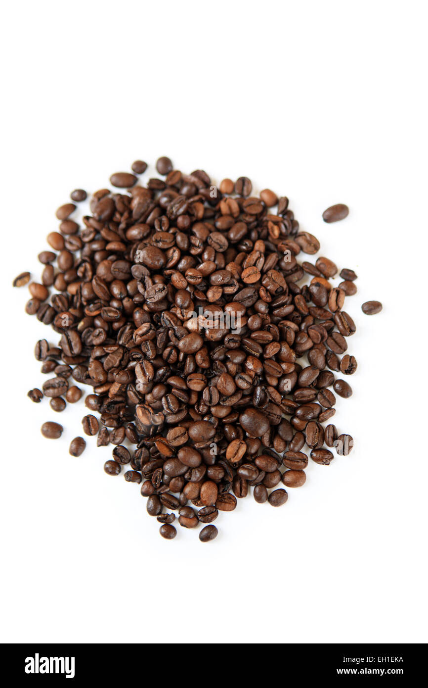 Los granos de café sobre un fondo blanco. Foto de stock