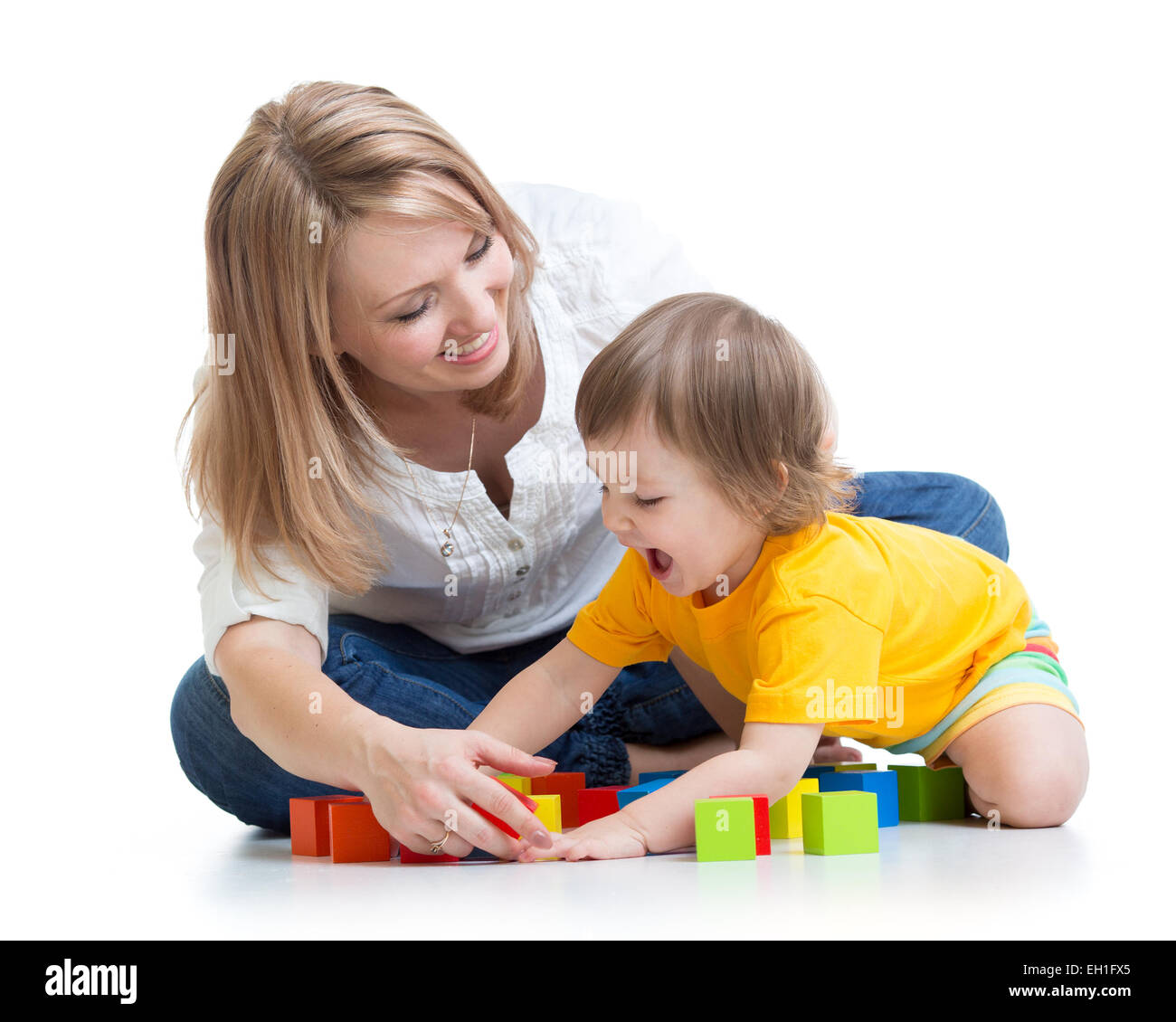 La madre y el bebé jugando y divirtiéndose Foto de stock