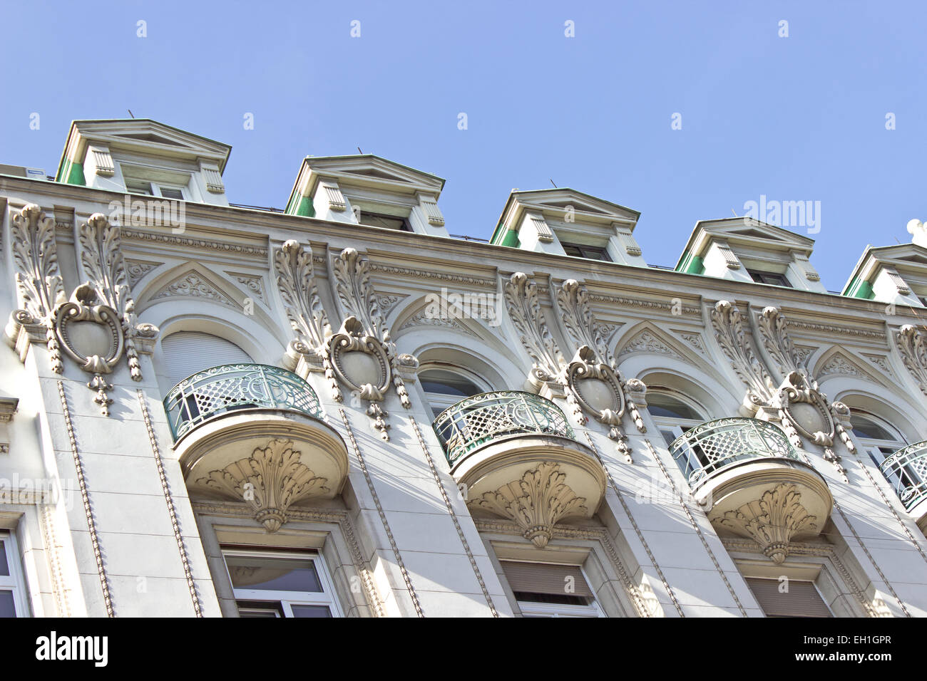 Balcones en viejo edificio adornado por sky Foto de stock