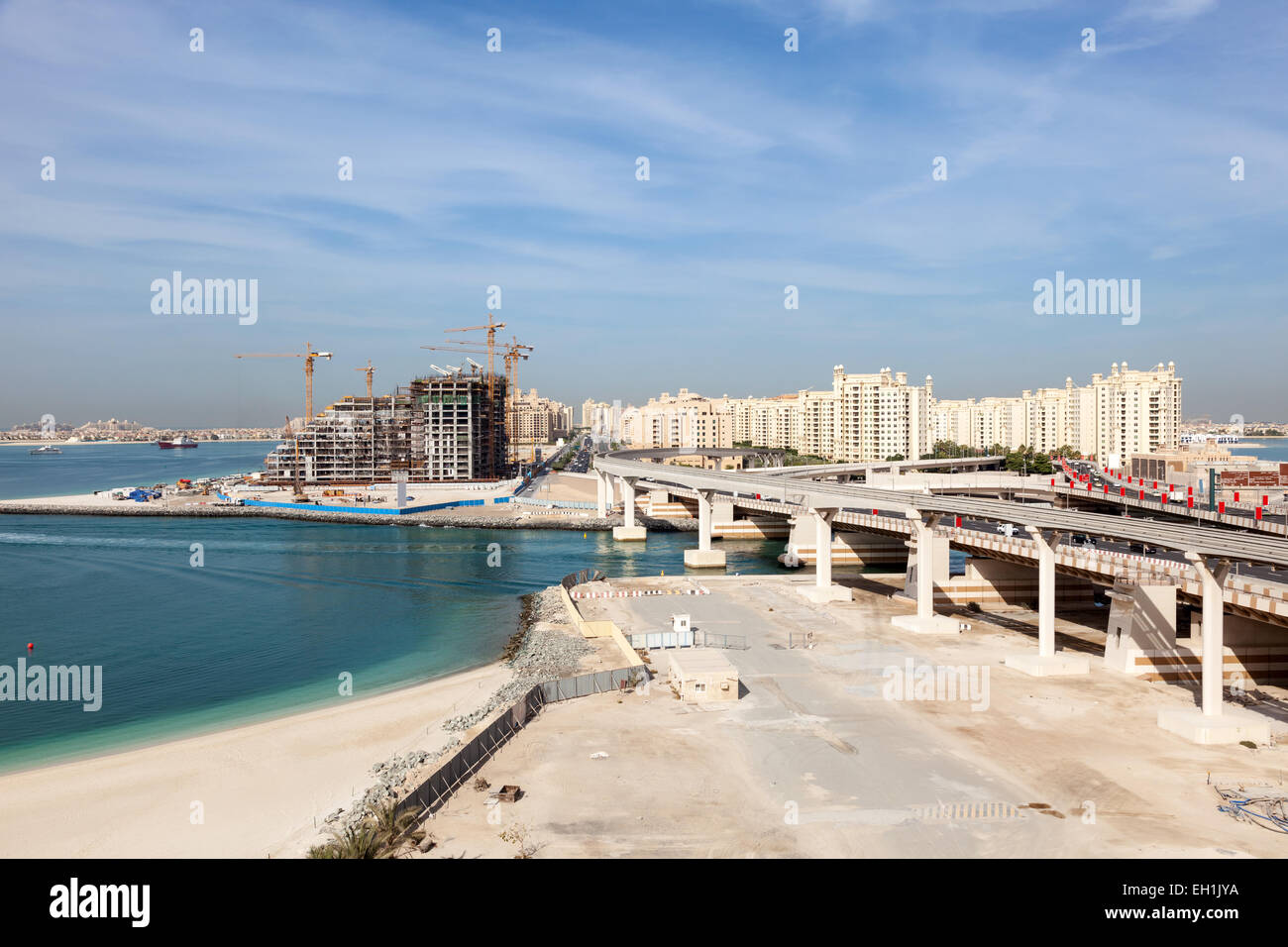 Palm Jumeirah monorail, autopistas y puentes que conectan los dispositivos Palm con China continental. Dubai, Emiratos Árabes Unidos. Foto de stock