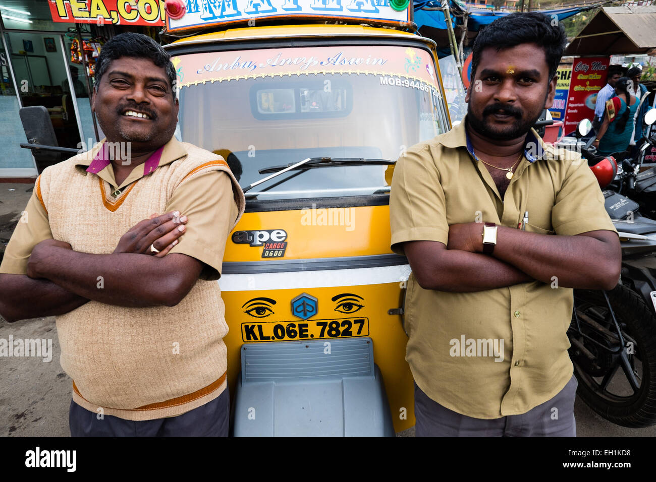 Dos conductores de rickshaw auto, conductores de tuk tuk, Munnar India Foto de stock