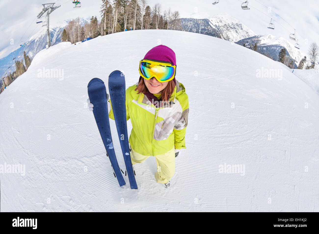 Gafas de esquí con el reflejo de las montañas nevadas. Hombre en el cielo  azul de fondo. Deportes de invierno Fotografía de stock - Alamy