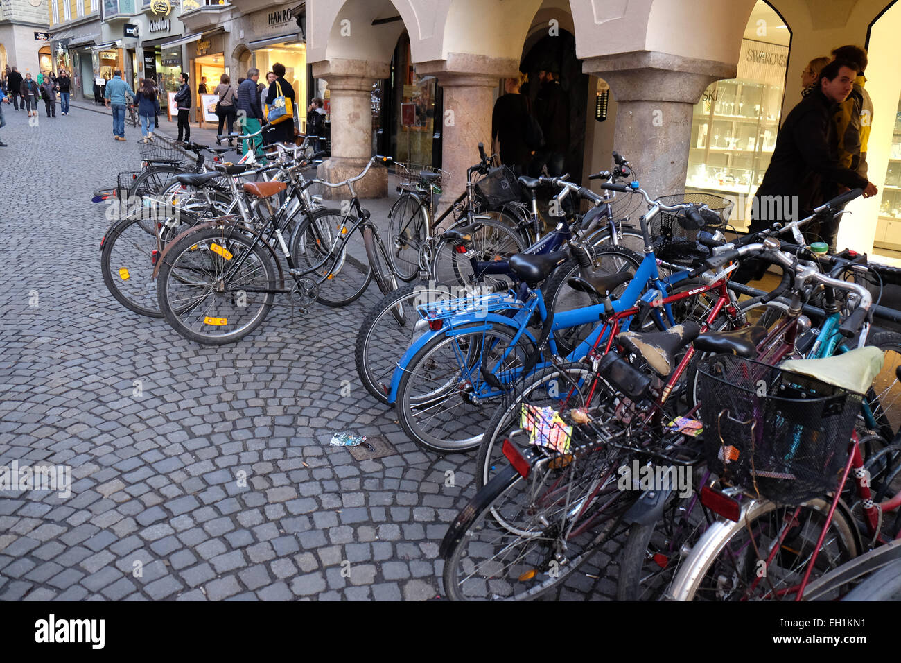 Easy parking fotografías e imágenes de alta resolución - Alamy