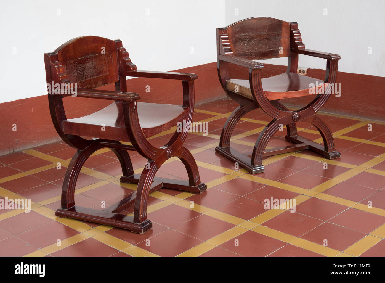 Reproducción dos sillas de estilo renacentista medieval en el Museo de  Arquitectura Colonial, Trinidad, Cuba Fotografía de stock - Alamy