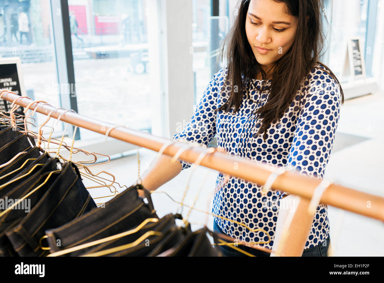 Sale Jeans Mujer Fotos e Imágenes de stock - Alamy