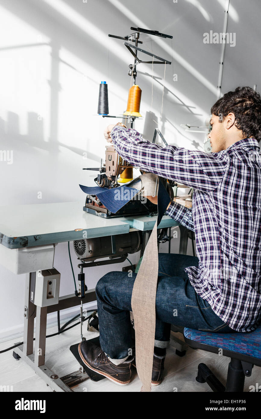 periodista servir polvo Longitud total de sastre coser jeans en la fábrica Fotografía de stock -  Alamy
