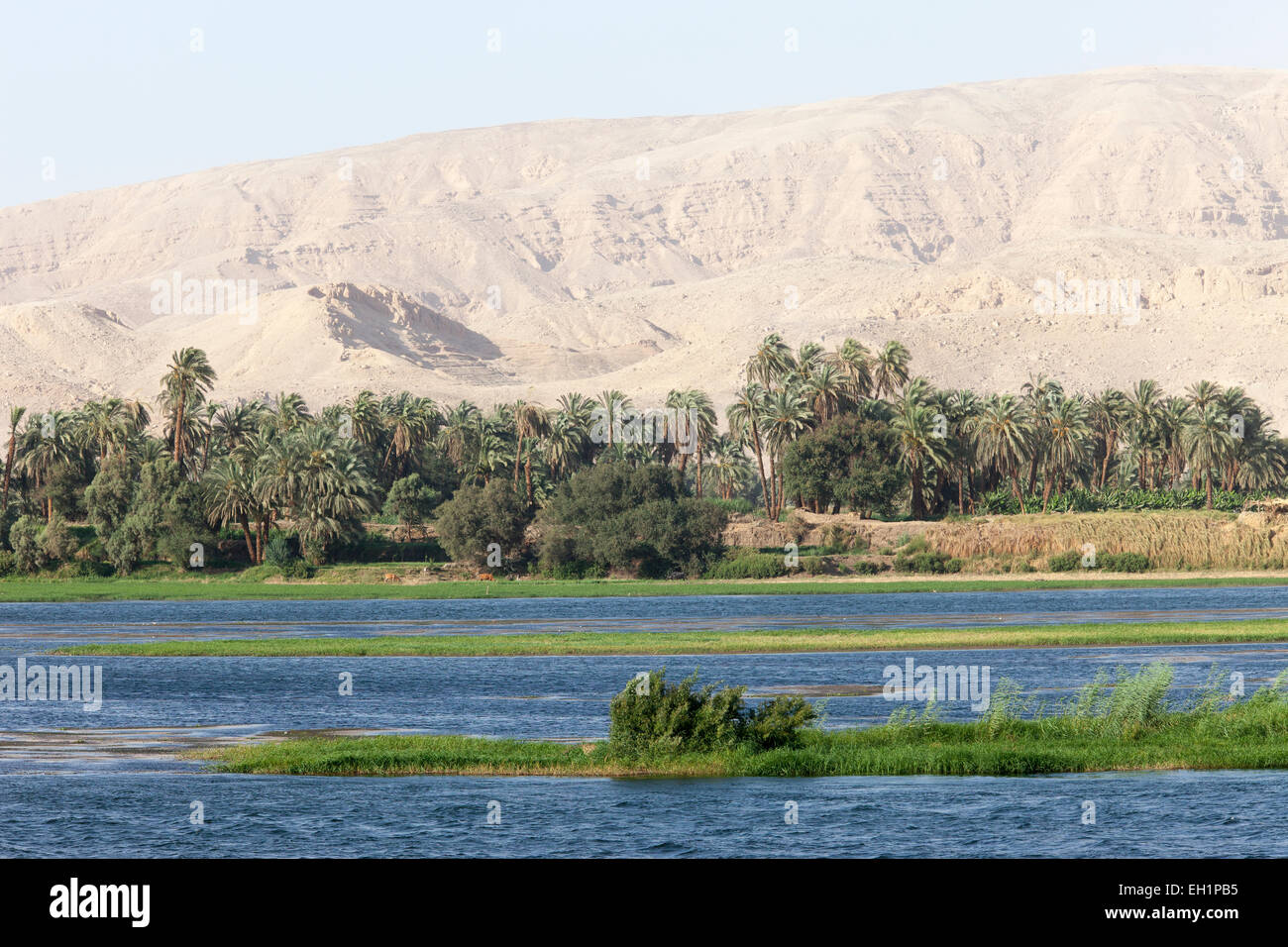 El río Nilo, en Luxor, Egipto. Foto de stock