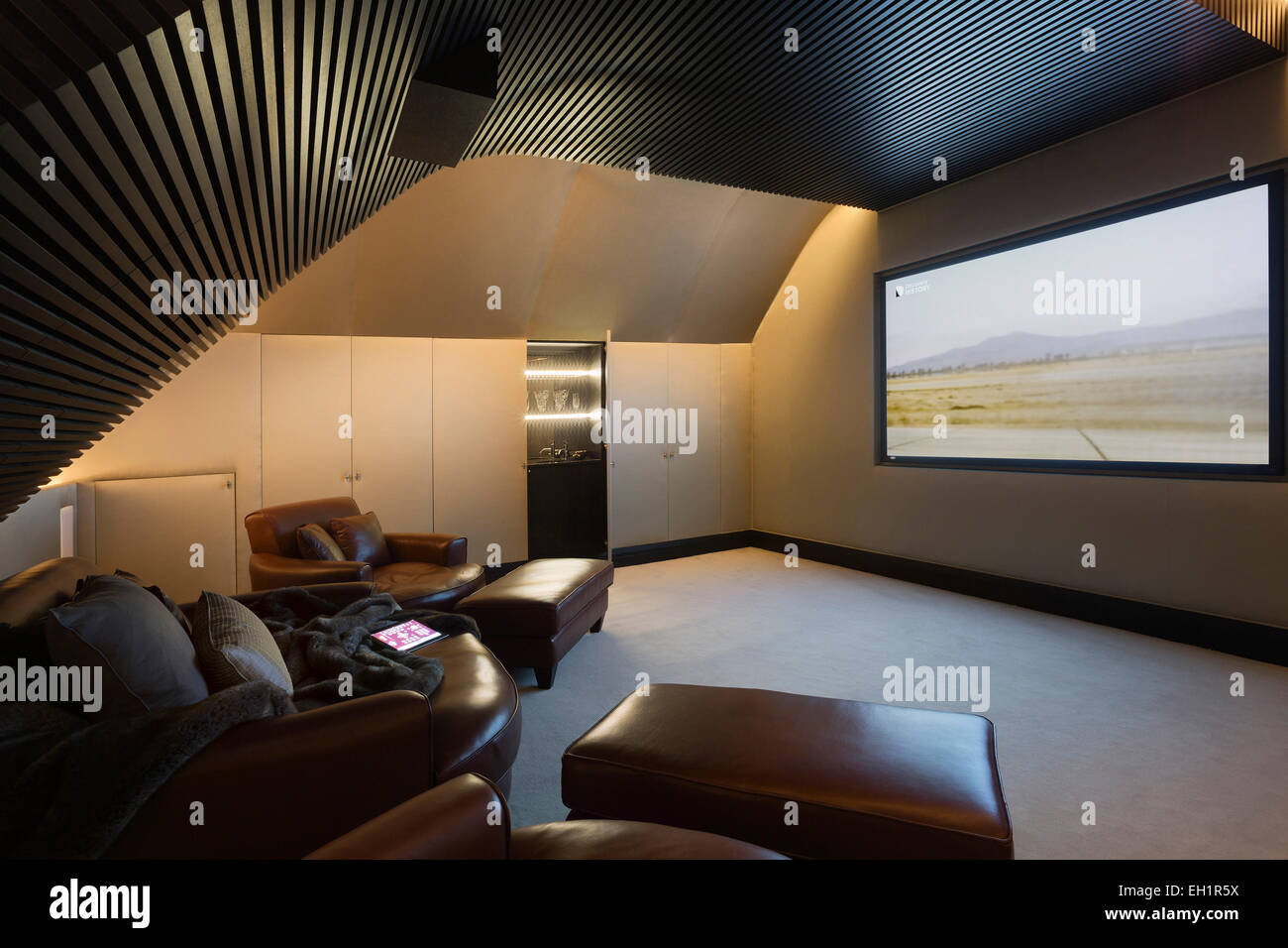 Interior con proyector pantalla, mesa, sillas y armario Fotografía de stock  - Alamy