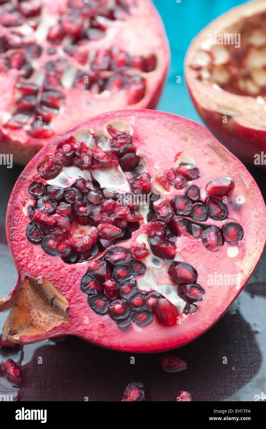 Jugosas frutas frescas de granada con semillas de cerca. Foto de stock