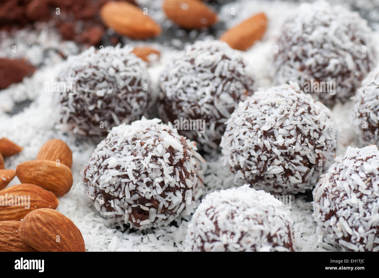 Bolas de caramelo de cacao y almendras laminadas en cocos. Foto de stock