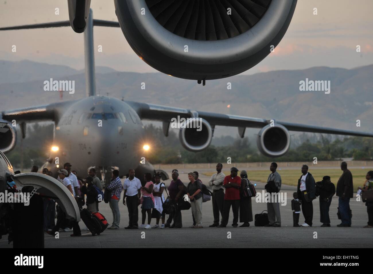 Los sobrevivientes del terremoto de Haití evacuar sobre nosotros vuelos  militares desde el aeropuerto Toussaint Louverture, de Puerto Príncipe,  Haití Fotografía de stock - Alamy
