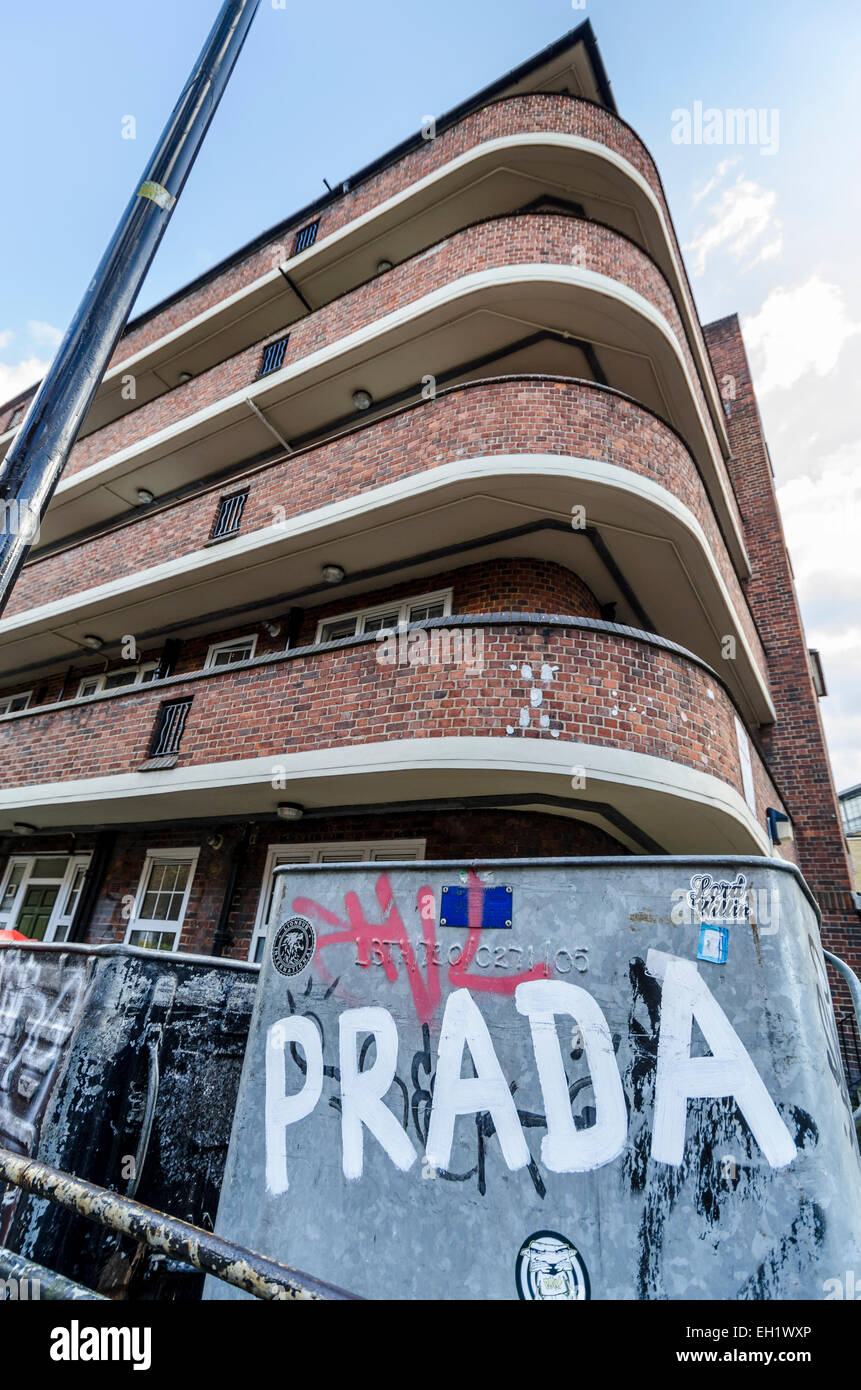 Un cubo de basura con la palabra Prada en una urbanización en Quaker Shoreditch Street, en el área de East London Foto de stock