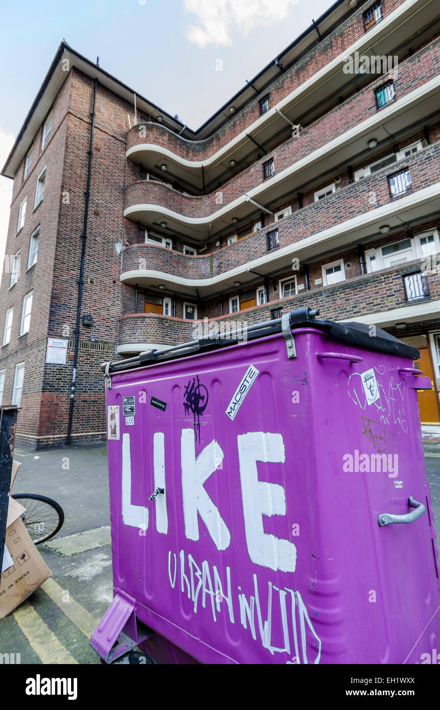 Un cubo de basura con la palabra como en una urbanización en Quaker Shoreditch Street, en el área de East London Foto de stock