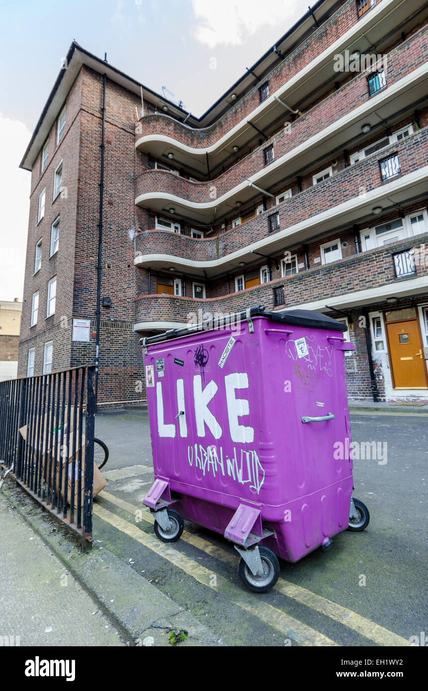 Un cubo de basura con la palabra como en una urbanización en Quaker Shoreditch Street, en el área de East London Foto de stock