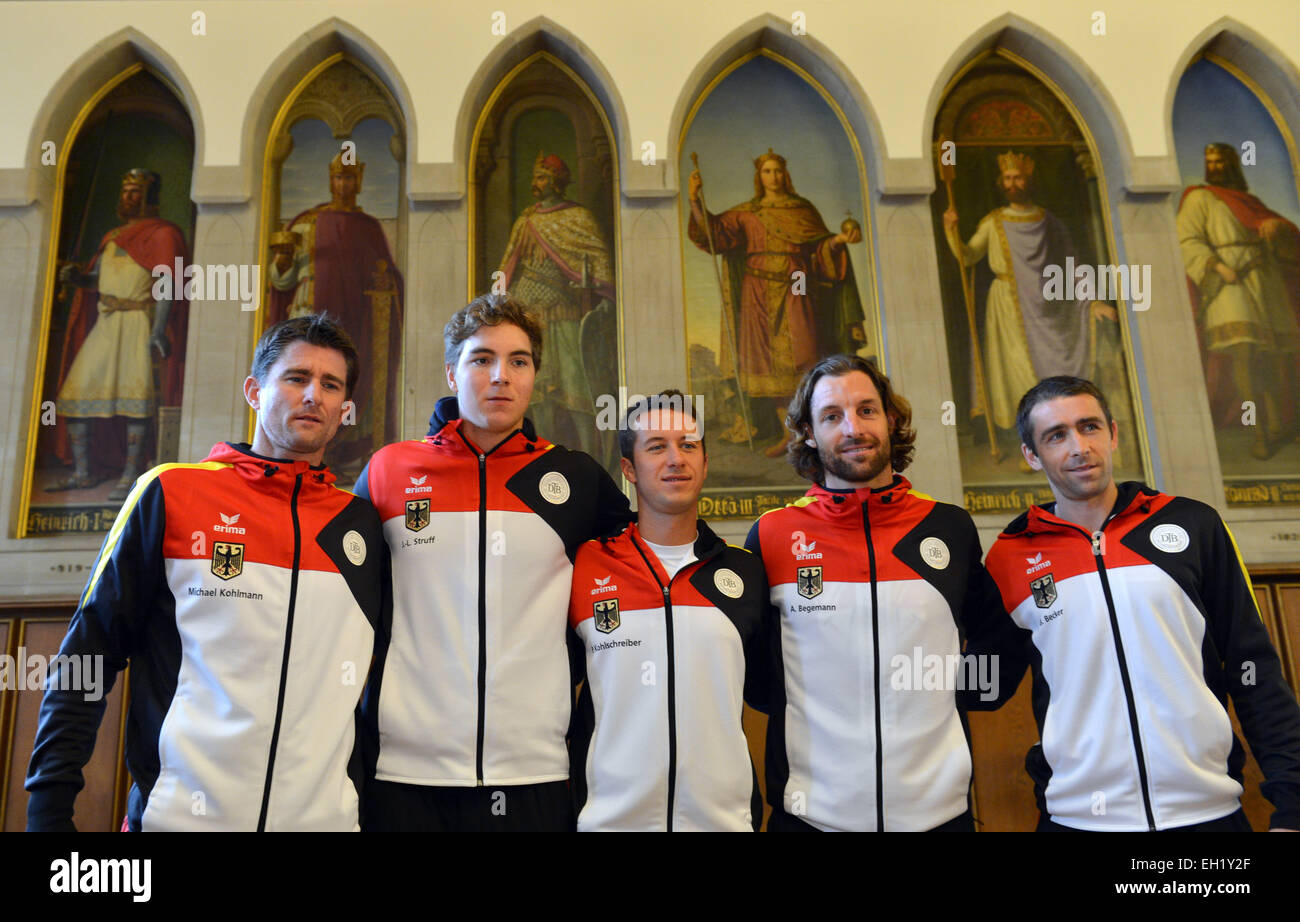 Frankfurt, Alemania. 5 Mar, 2015. El equipo alemán de Copa Davis con team manager Michael Kohlmann (l-r), Struff Jan-Lennard, Philipp Kohlschreiber, André Begemann und Benjamin Becker de pie delante de las imágenes de los emperadores alemanes en la Kaisersaal des Roemers en Frankfurt, Alemania, 5 de marzo de 2015. Alemania jugar contra Francia en la primera ronda de la Copa Davis grupo mundial en el Salón de Frankfurt Fraport Arena desde 6-8 de marzo de 2015. Foto: Arne Dedert/dpa/Alamy Live News Foto de stock