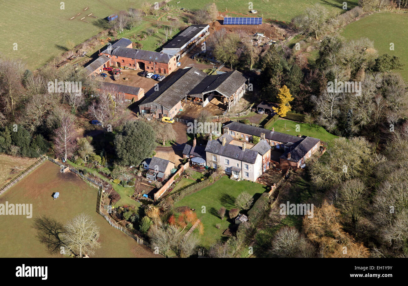 Vista aérea de una granja británica arquetípica con granja y edificios agrícolas Foto de stock