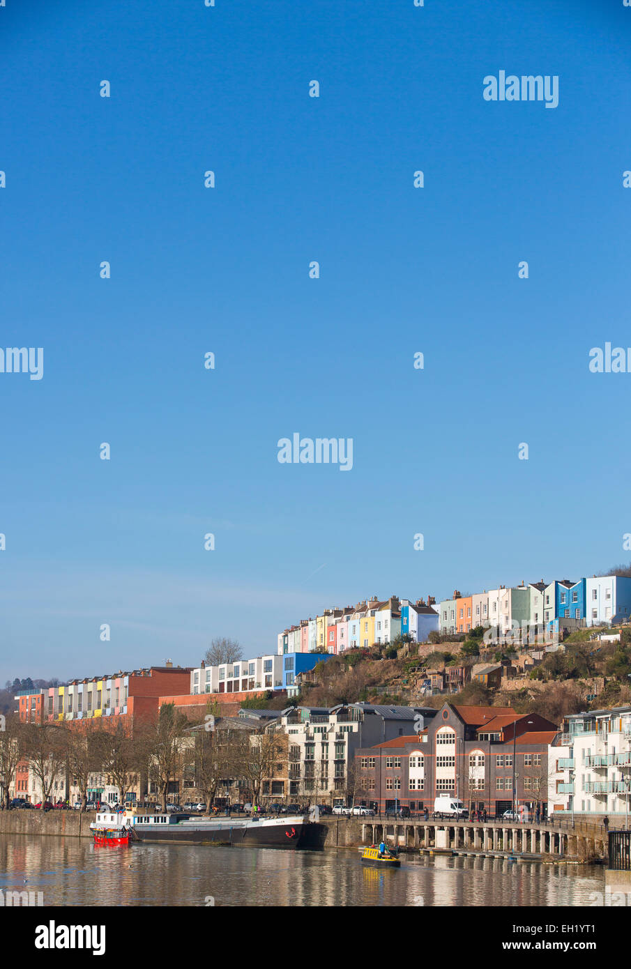 Coloridas casas en Bristol junto al harbourside en un día soleado, con cielos azules. Foto de stock