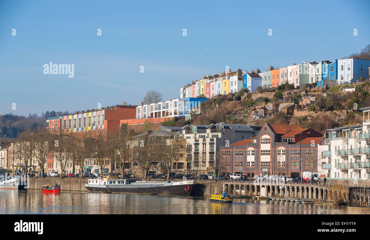 Coloridas casas en Bristol junto al harbourside en un día soleado, con cielos azules. Foto de stock