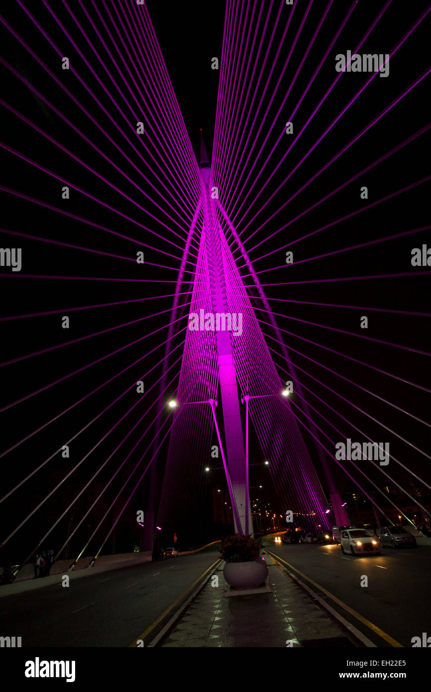 Puente de luz violeta futurista en la noche Foto de stock