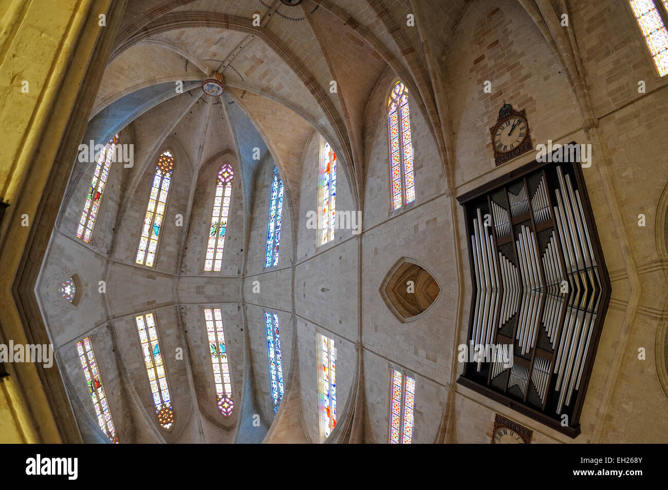 La Basílica Catedral de Menorca en Ciutadella de Menorca, Islas Baleares, España. Reflejado digitalmente Foto de stock