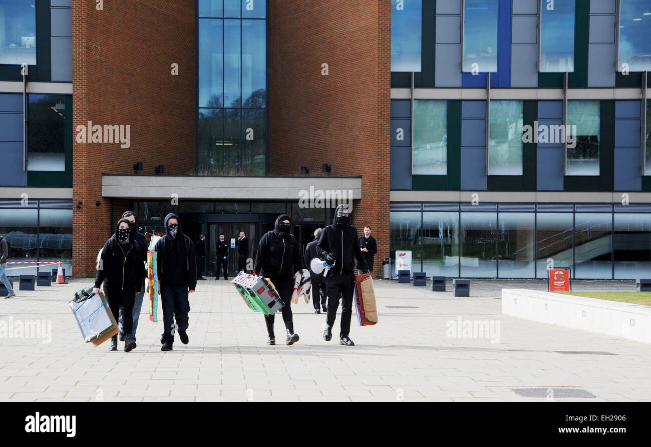 Los manifestantes y los estudiantes de la Universidad de Sussex, Falmer Campus enojado en jefe de la Policía Metropolitana dando una charla allí Foto de stock