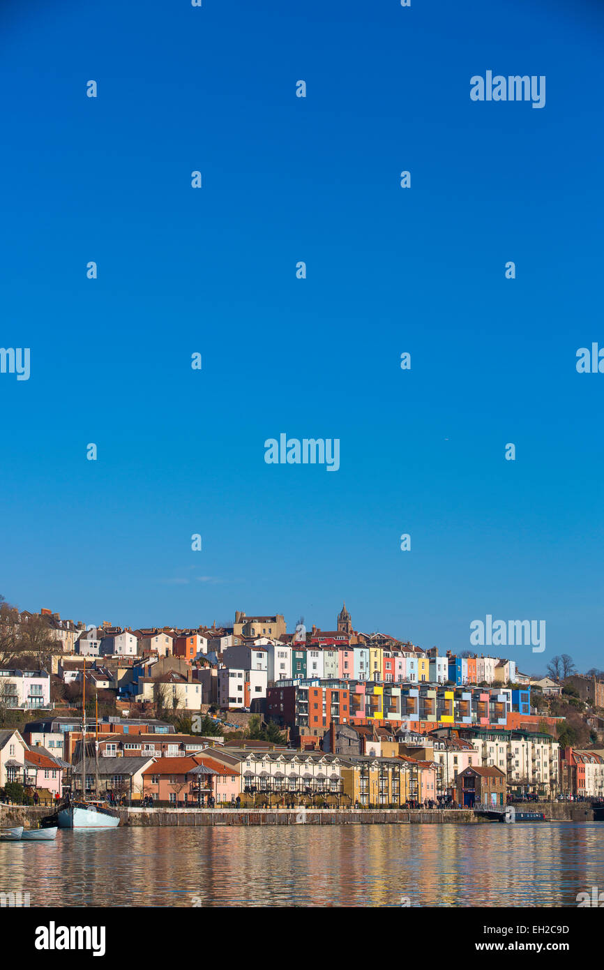 Coloridas casas en Bristol junto al harbourside en un día soleado, con cielos azules. Foto de stock